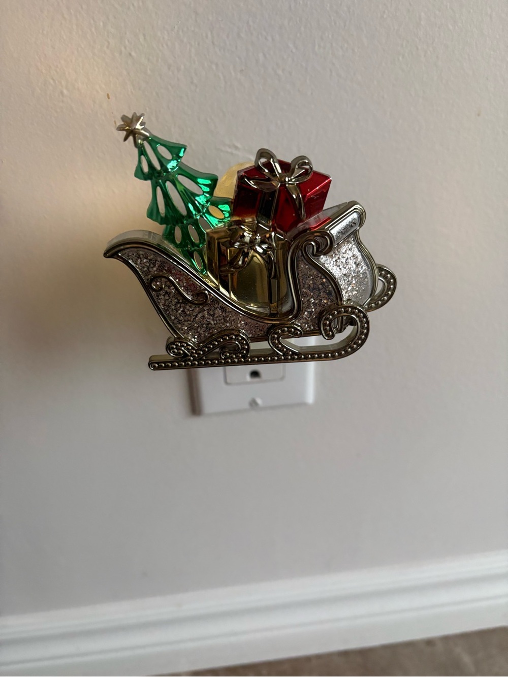 Bath and Body Works Wallflower Sled Plug in Night Light Sleigh Christmas Tree